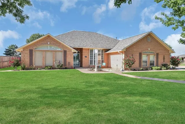 Photo 2 — 409 Pheasant Circle, Altus, OK 73521