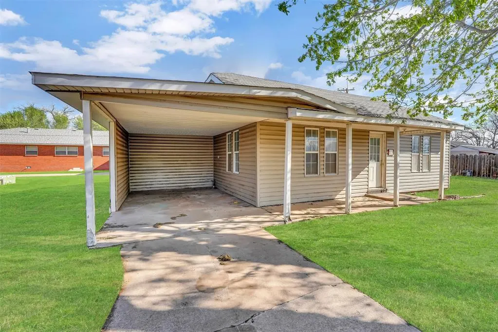 Photo 2 — 209 E 3rd Street, Erick, OK 73645