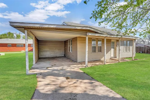 Photo 2 — 209 E 3rd Street, Erick, OK 73645