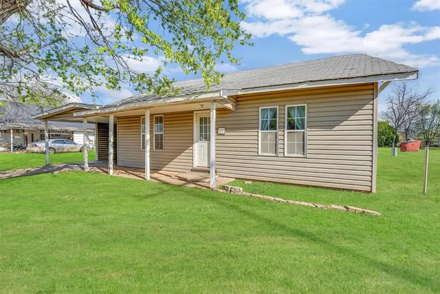 Photo 3 — 209 E 3rd Street, Erick, OK 73645