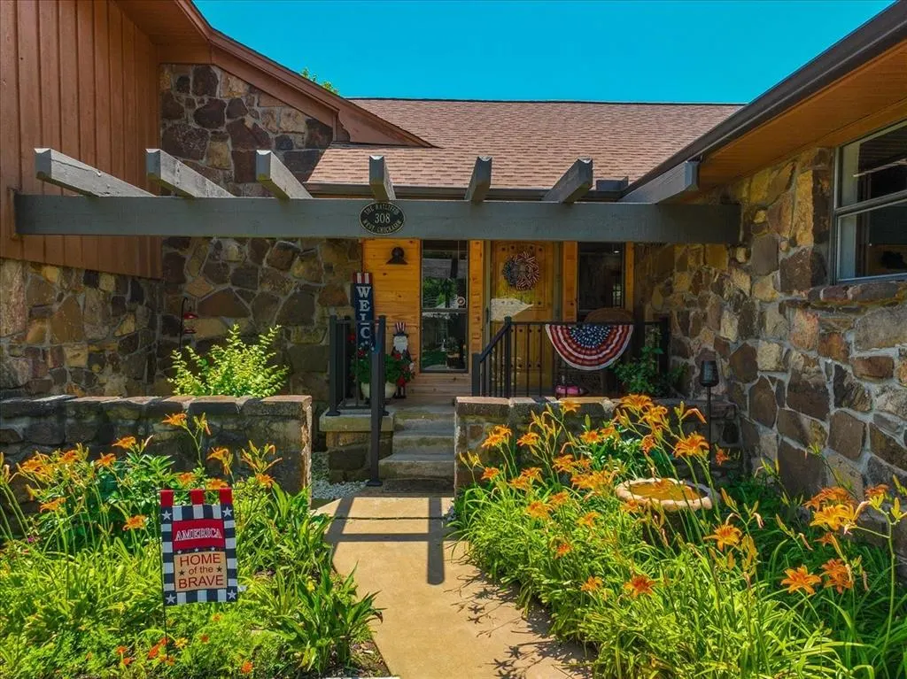 Photo 2 — 308 W Chickasaw Avenue, Washington, OK 73093