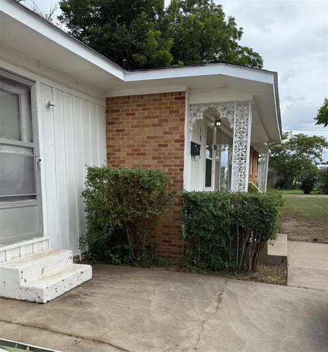 Photo 3 — 1906 N Pennsylvania Avenue, Mangum, OK 73554