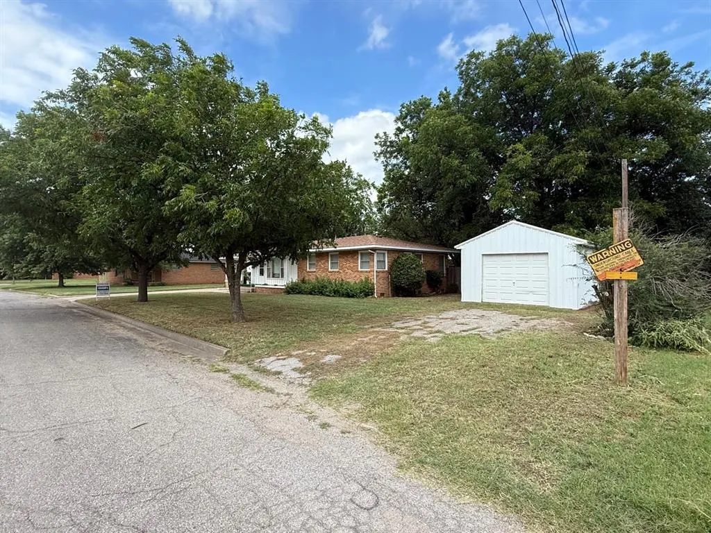 Photo 28 — 1906 N Pennsylvania Avenue, Mangum, OK 73554