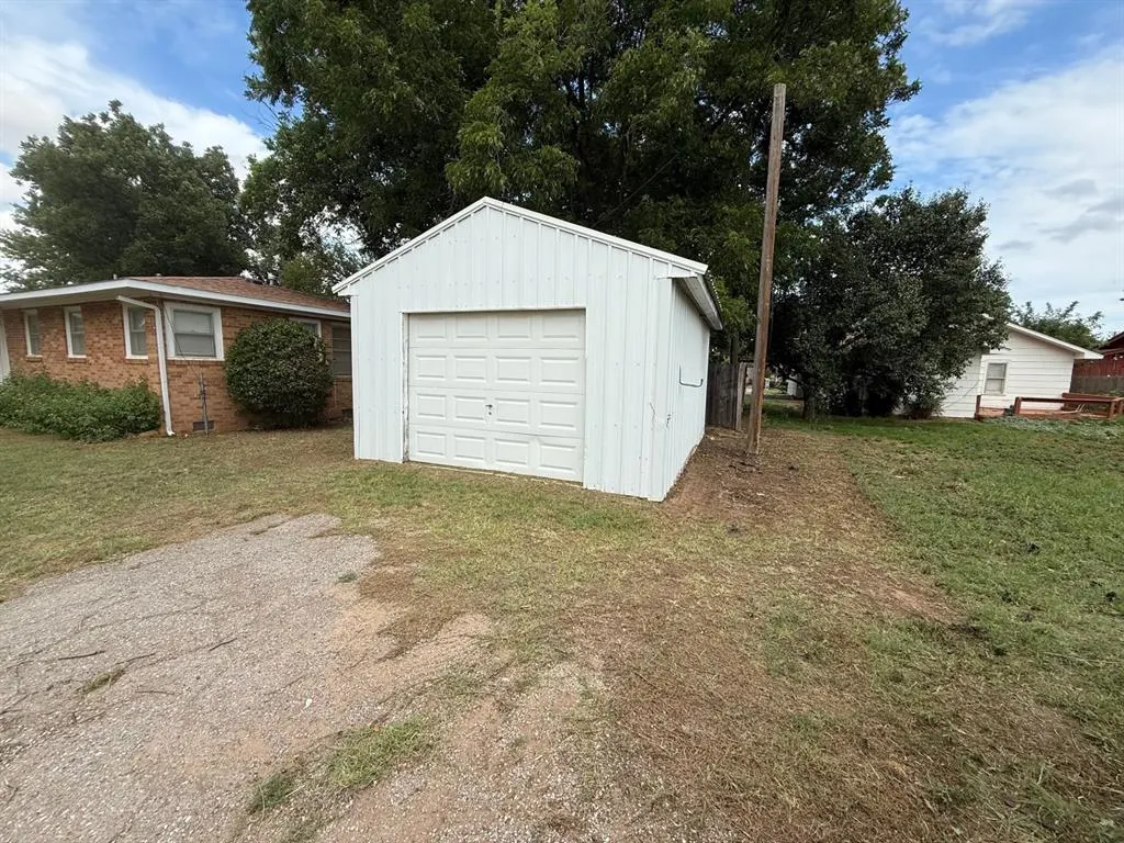 Photo 29 — 1906 N Pennsylvania Avenue, Mangum, OK 73554