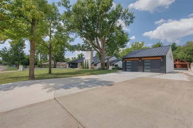 Photo 3 — 8015 Glenwood Avenue, Oklahoma City, OK 73114