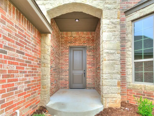 Photo 2 — 14613 Brantwood Circle, Oklahoma City, OK 73142