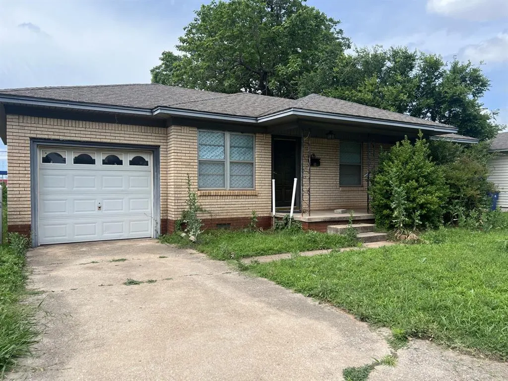 Front exterior — 918 W Cherokee Place, Lindsay, OK 73052