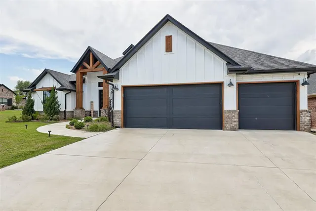 Photo 2 — 214 Alamosa Road, Norman, OK 73069