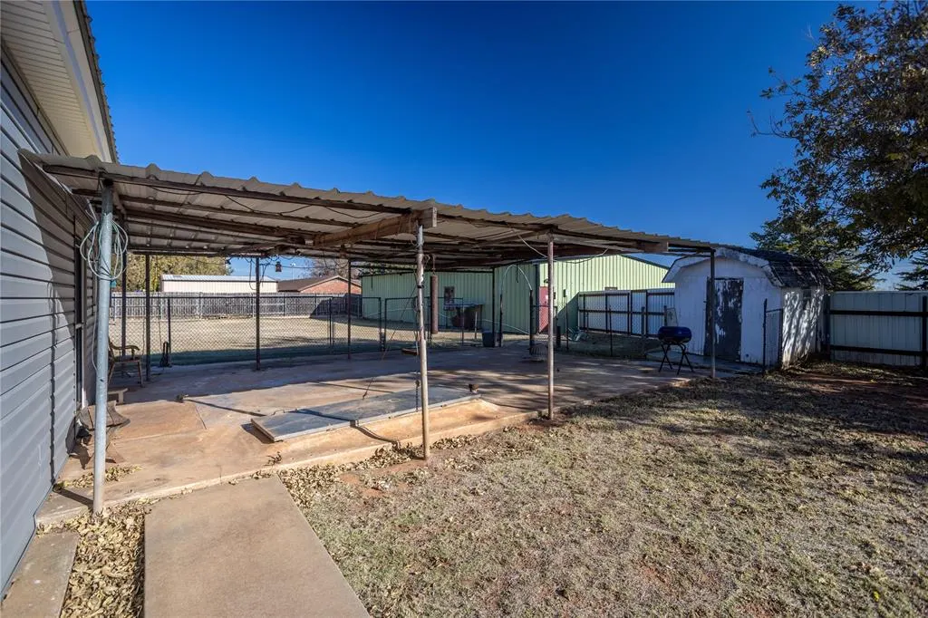 Photo 3 — 607 E C Street, Arapaho, OK 73620