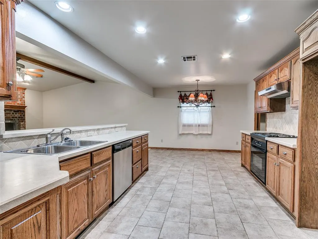 Photo 12 — 7204 Walnut Creek Drive, Oklahoma City, OK 73142