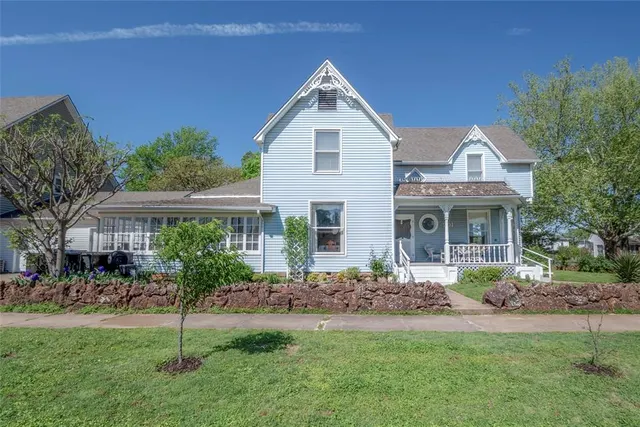 Front exterior — 201 W 8th Street, Chandler, OK 74834