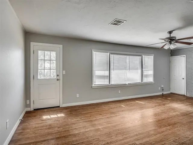 Photo 8 — 1414 Oxford Way, The Village, OK 73120