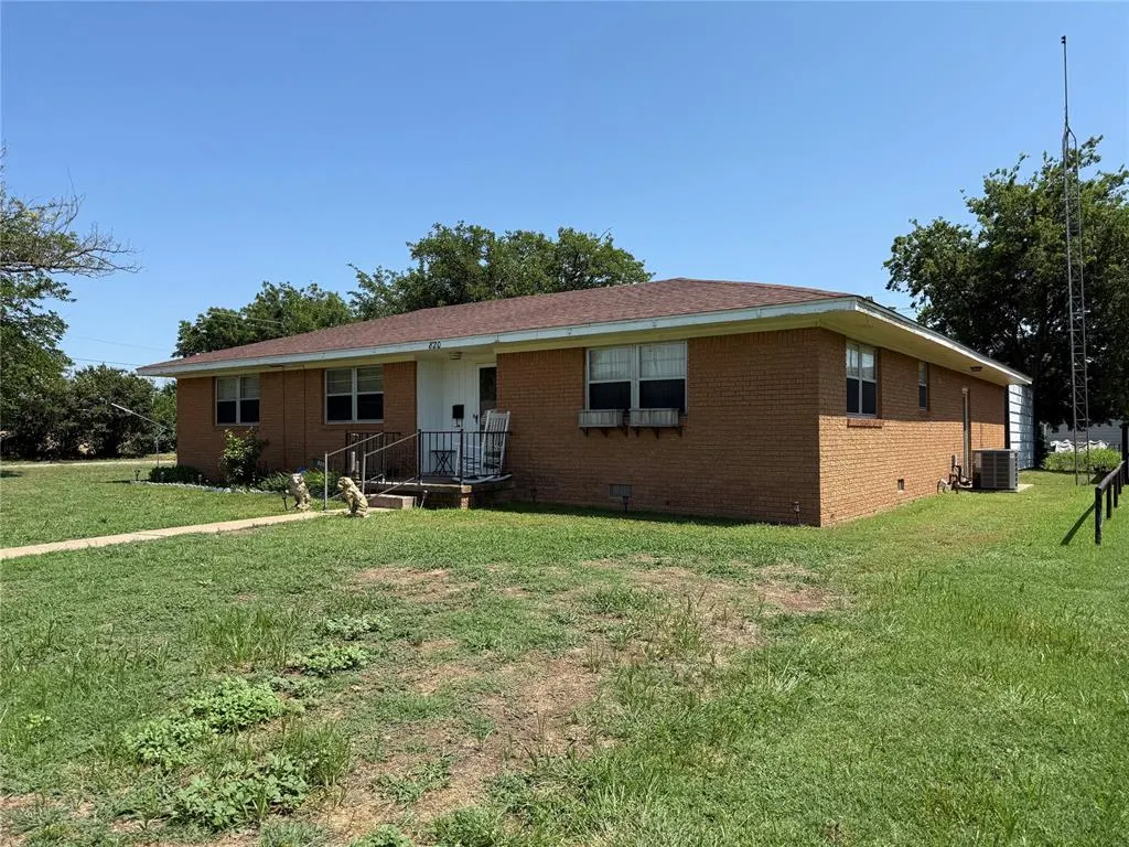 Photo 2 — 820 12th Street, Snyder, OK 73566