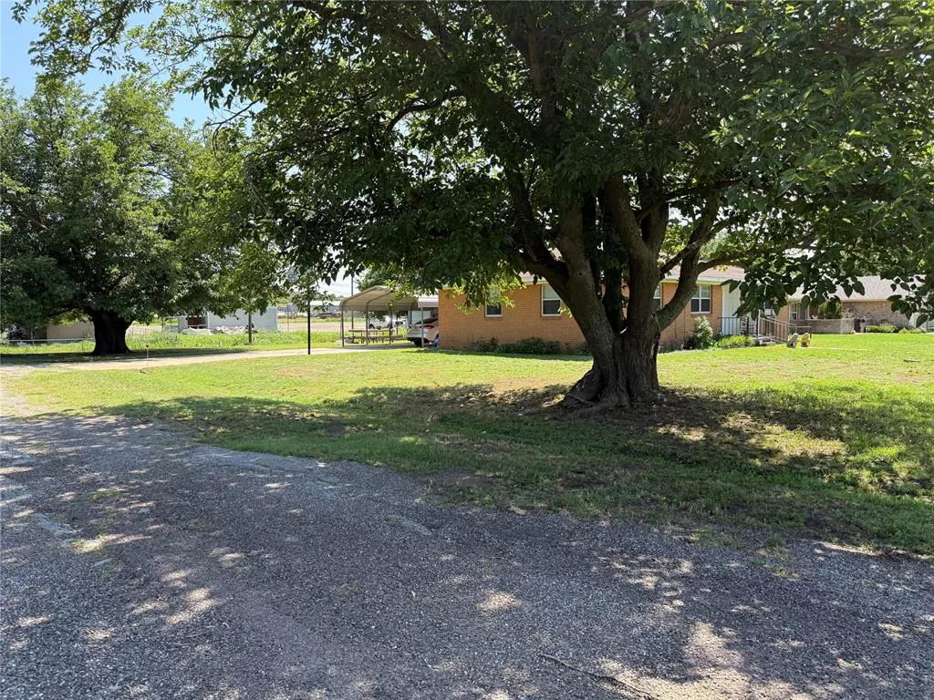 Photo 4 — 820 12th Street, Snyder, OK 73566
