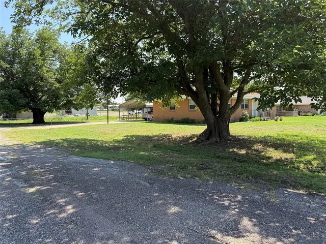 Photo 4 — 820 12th Street, Snyder, OK 73566