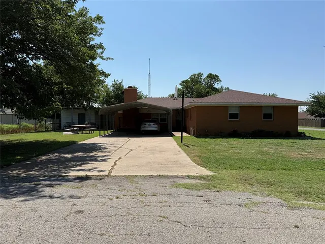 Photo 5 — 820 12th Street, Snyder, OK 73566