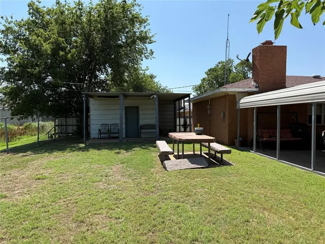 Photo 6 — 820 12th Street, Snyder, OK 73566