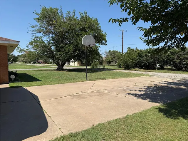 Photo 7 — 820 12th Street, Snyder, OK 73566