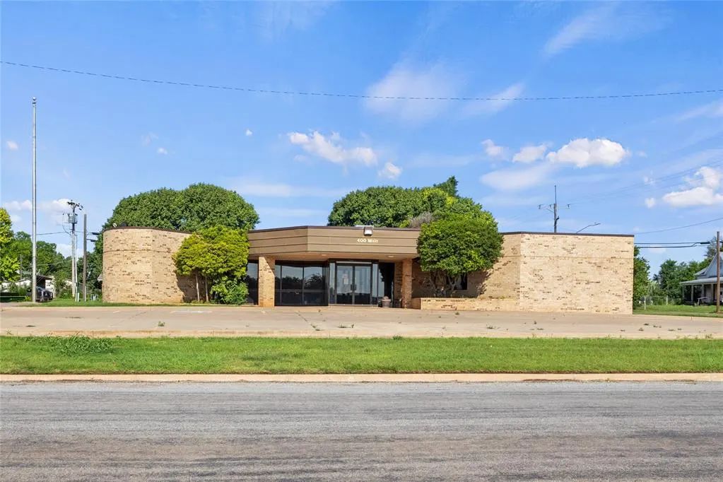 Front exterior — 400 S Main Avenue, Custer City, OK 73639
