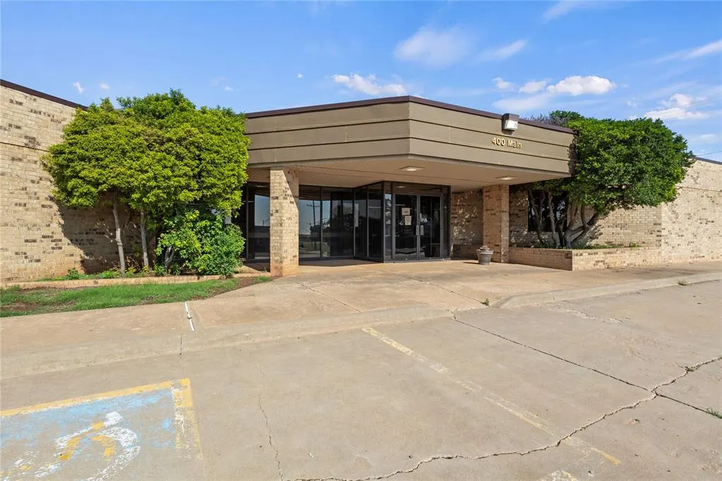 Photo 2 — 400 S Main Avenue, Custer City, OK 73639
