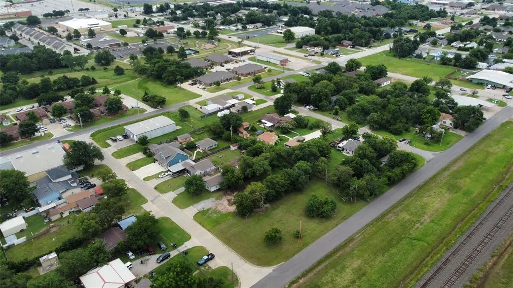 Photo 4 — 200 NE 2nd Street, Moore, OK 73160