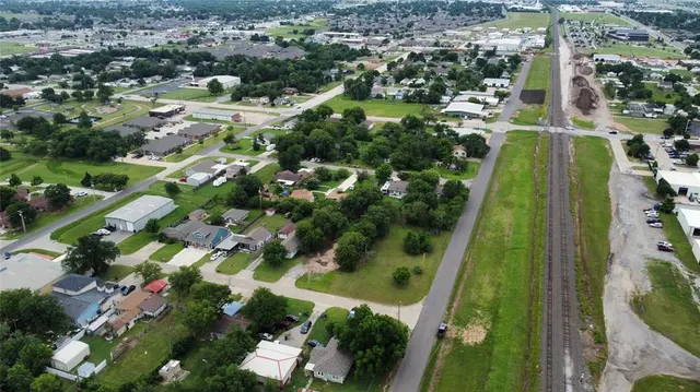 Photo 5 — 200 NE 2nd Street, Moore, OK 73160