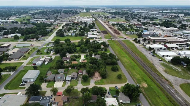 Photo 6 — 200 NE 2nd Street, Moore, OK 73160