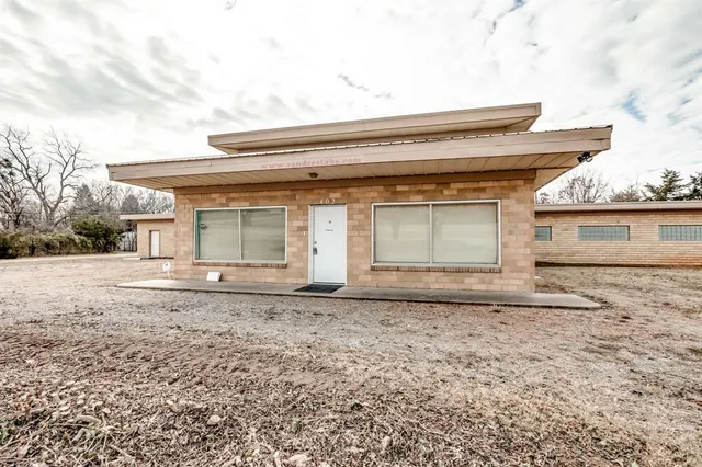 Photo 2 — 402 W Highland Street, Tecumseh, OK 74873