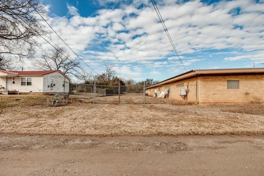 Photo 3 — 402 W Highland Street, Tecumseh, OK 74873