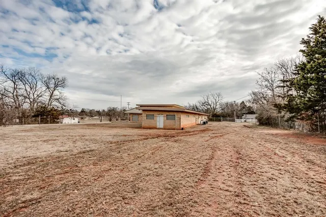 Photo 5 — 402 W Highland Street, Tecumseh, OK 74873