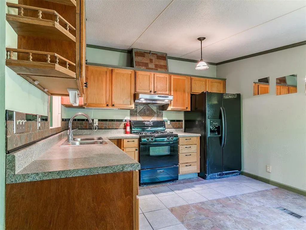 Photo 18 — 410 W Main Street, Tecumseh, OK 74873