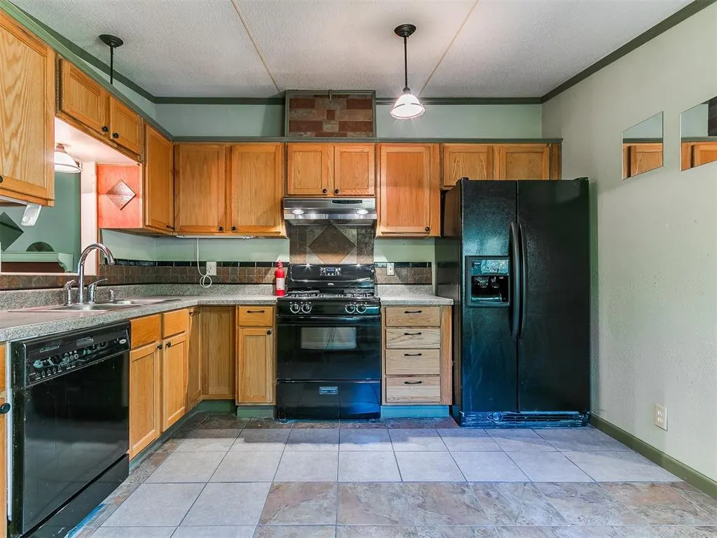 Photo 19 — 410 W Main Street, Tecumseh, OK 74873