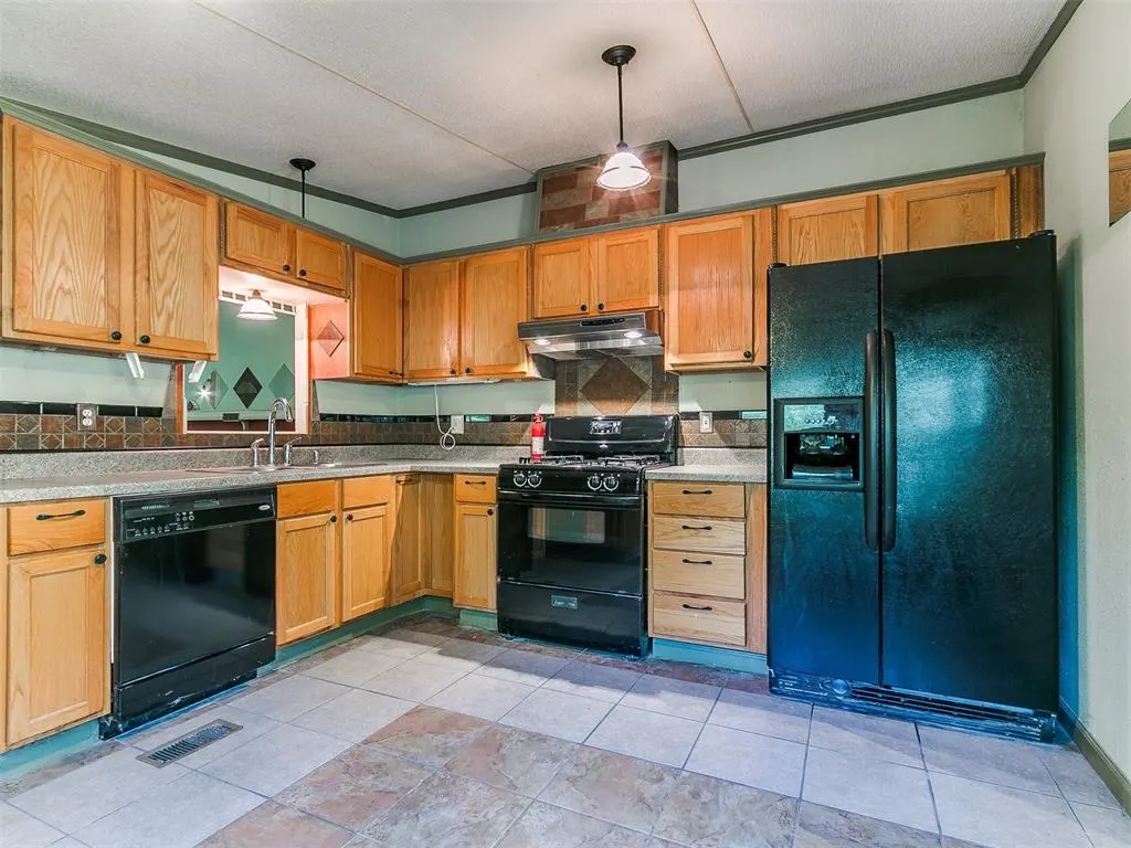 Photo 21 — 410 W Main Street, Tecumseh, OK 74873