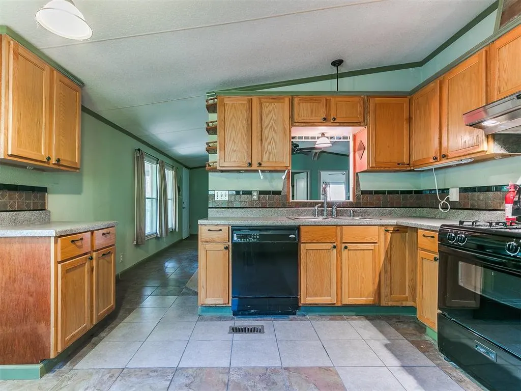 Photo 22 — 410 W Main Street, Tecumseh, OK 74873