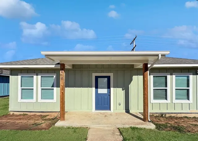 Front exterior — 122 Sterling Drive, Chickasha, OK 73018