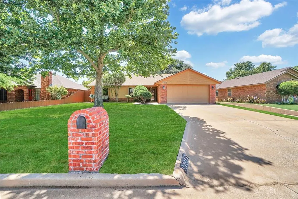 Front exterior — 3217 Quail Circle, Altus, OK 73521