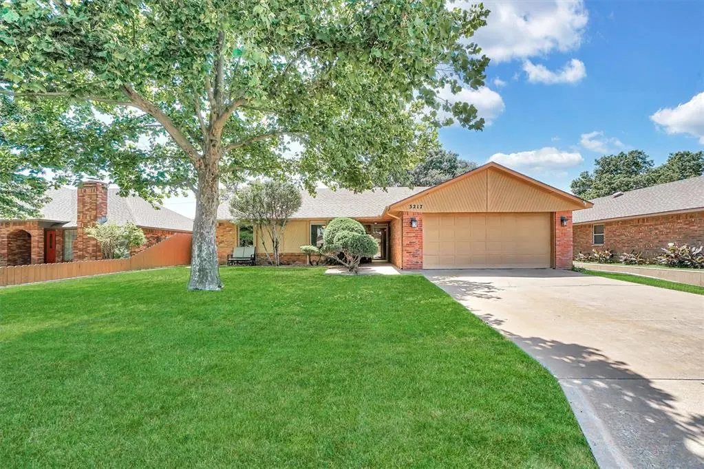 Photo 2 — 3217 Quail Circle, Altus, OK 73521