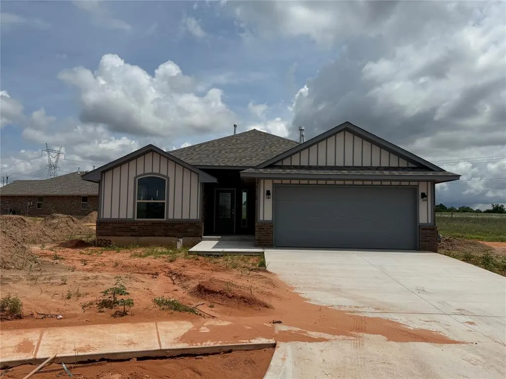 Photo 2 — 1233 E Stallion Lane, Mustang, OK 73064