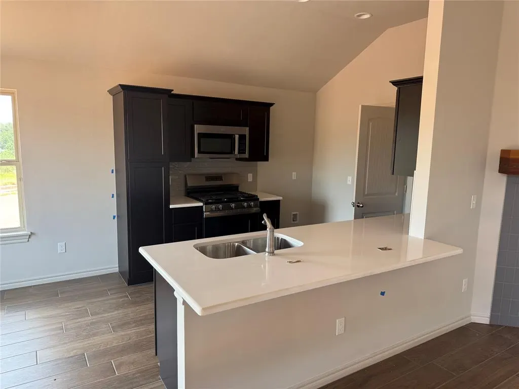 Photo 6 — 1233 E Stallion Lane, Mustang, OK 73064