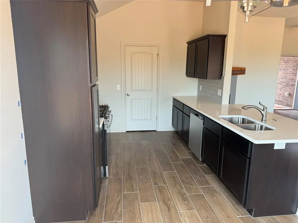 Photo 8 — 1233 E Stallion Lane, Mustang, OK 73064