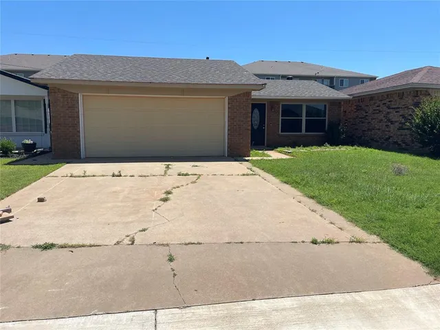 Photo 2 — 116 Blue Ridge Drive, Elk City, OK 73644