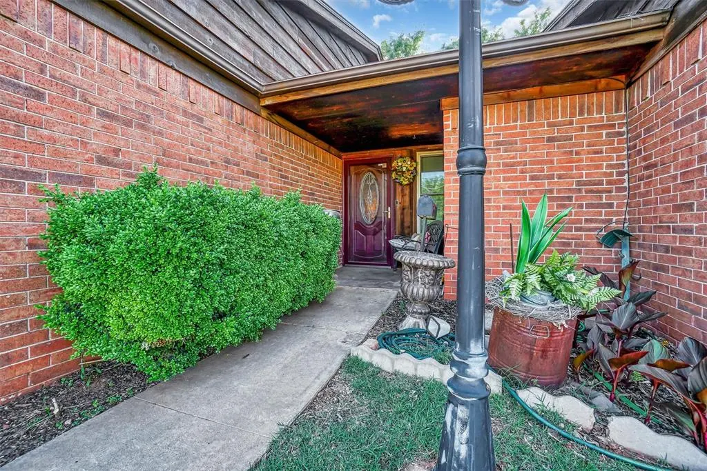 Photo 2 — 1108 S 13th Street, Clinton, OK 73601