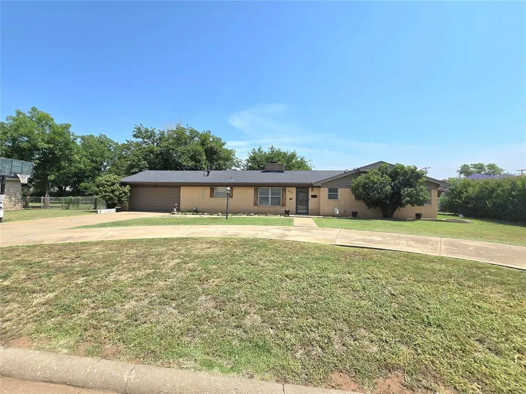 Front exterior — 2015 Willard Drive, Altus, OK 73521