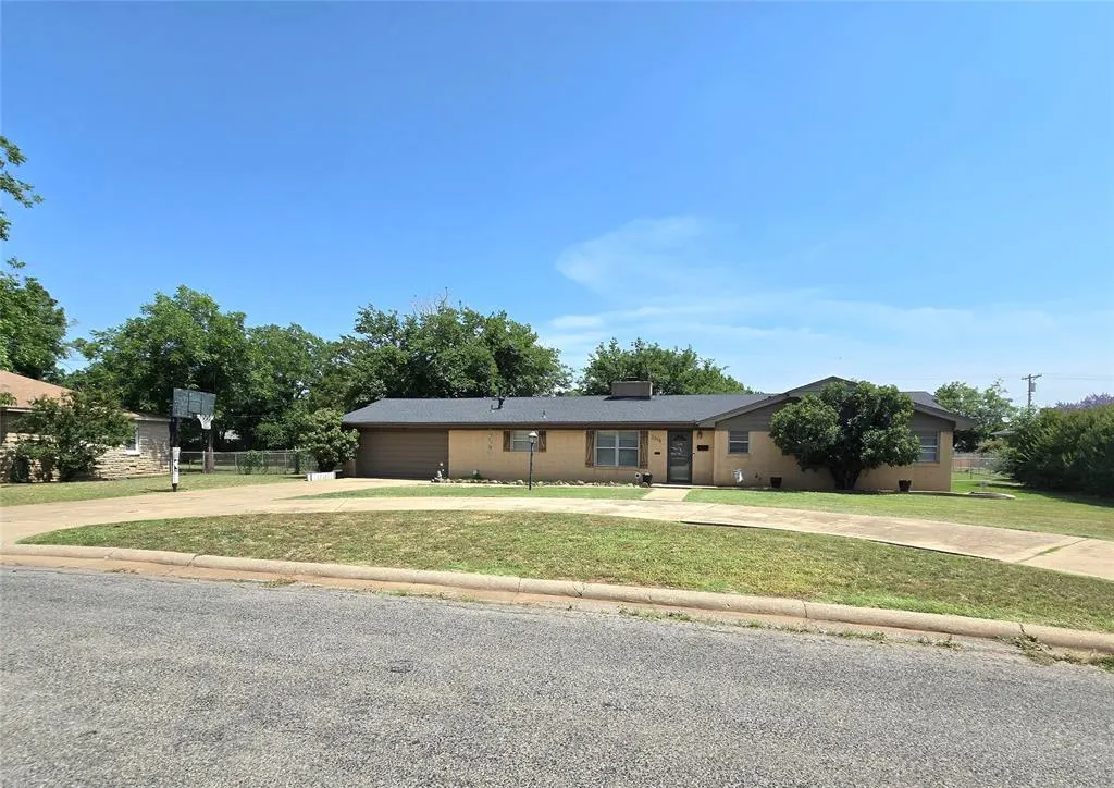 Photo 2 — 2015 Willard Drive, Altus, OK 73521