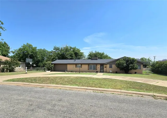 Photo 2 — 2015 Willard Drive, Altus, OK 73521