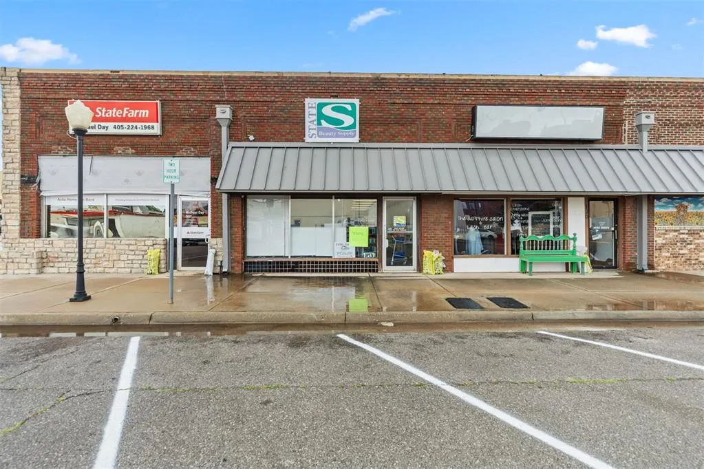 Photo 2 — 122 N 5th Street, Chickasha, OK 73018