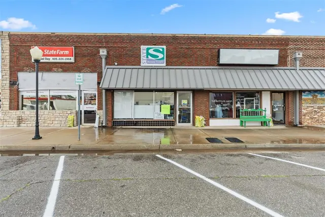 Photo 2 — 122 N 5th Street, Chickasha, OK 73018