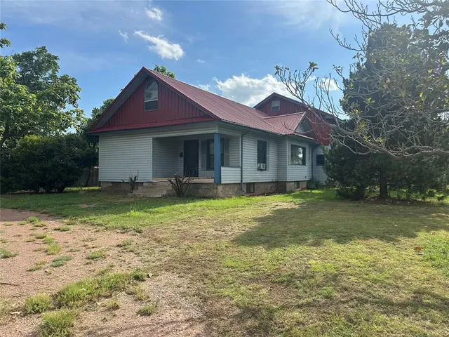 Photo 2 — 911 F Street, Snyder, OK 73566