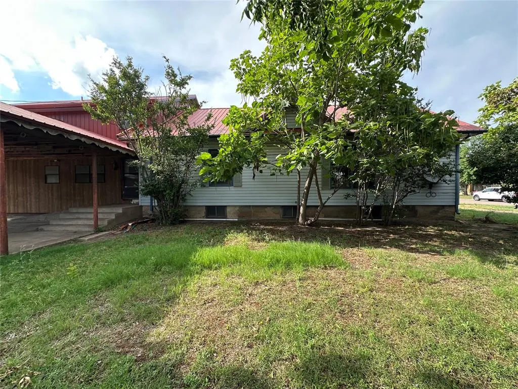 Photo 5 — 911 F Street, Snyder, OK 73566