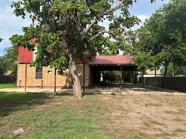 Photo 8 — 911 F Street, Snyder, OK 73566